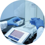 <br>
深耕非標檢測多年<br>
兼具復雜化合物解析<br>
痕量分析等技術攻關實力<br>
先進工藝+嚴格質控為保障<br>
實現UPLC/HPLC及專用柱快速定制<br>
解決色譜分離、精準檢測難題